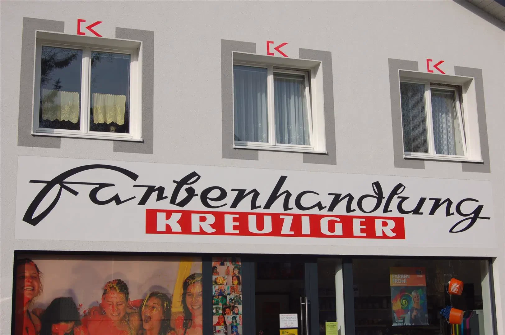 Qualitätskontrolle – Maler prüft fertige Wandoberfläche